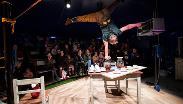 Circustage Kufstein - Teacrobat von Cirko Hopley CZ
