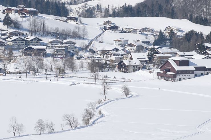 Winter hike around lake Thiersee