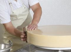 Percorso del gusto - formaggio ed erbe del caseificio alpino