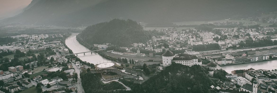 Atmosfera storica e vita cittadina nella città della fortezza di Kufstein