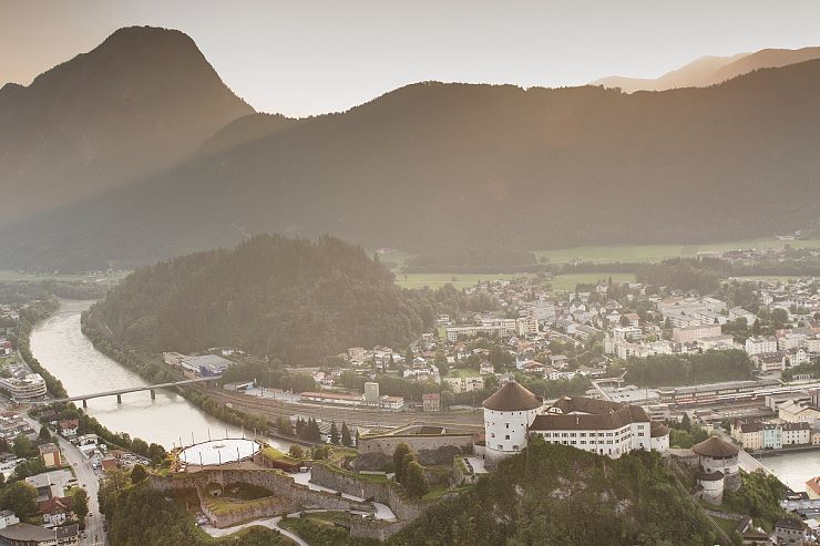 hd-die-stadt-kufstein-mit-festung-inn-von-oben